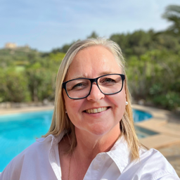 Portraitbild von Caro mit Text 'Bienvenido'